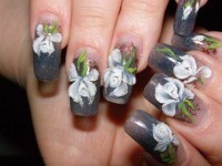 Рисунки цветов на ногтях